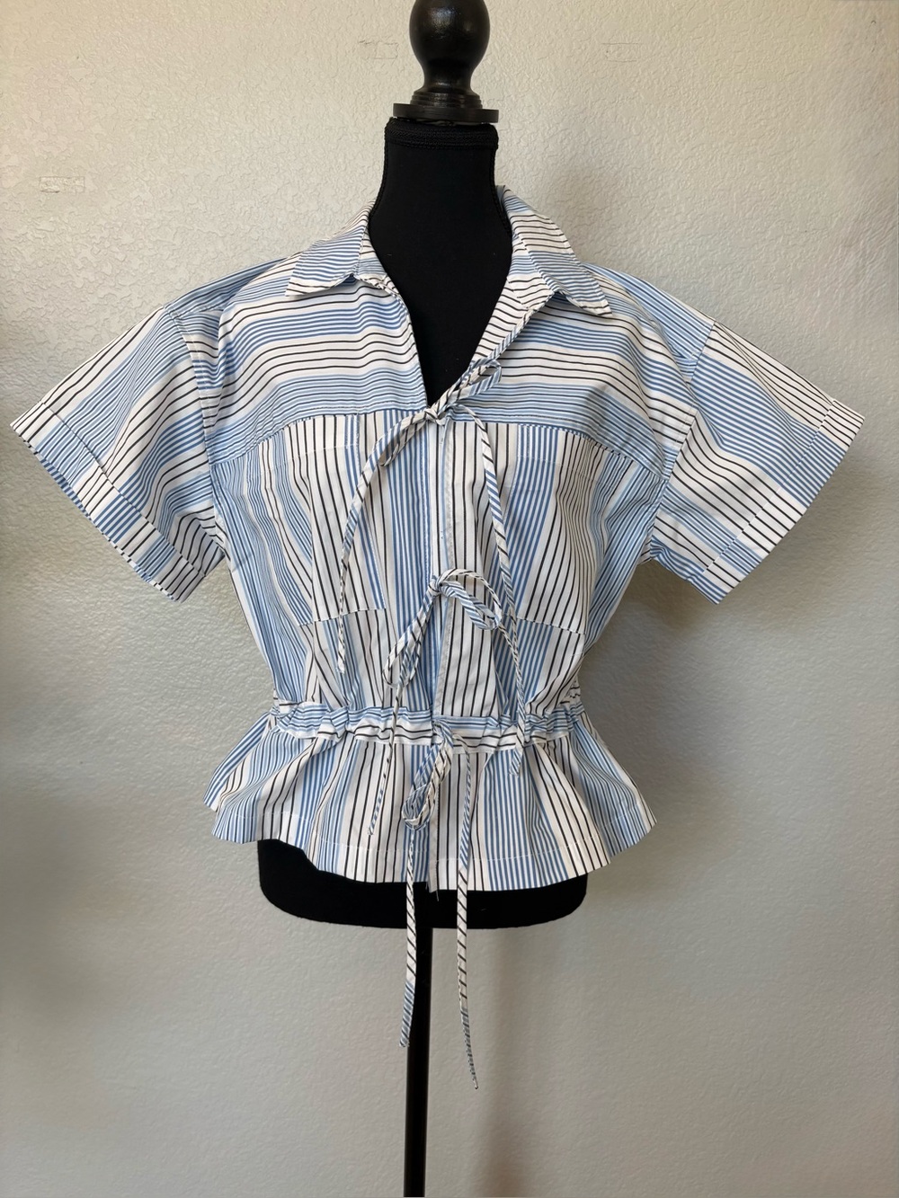 Free Assembly-Striped Blue, White & Black Tie Cinch-Waist Tie Front Top sz M NWT